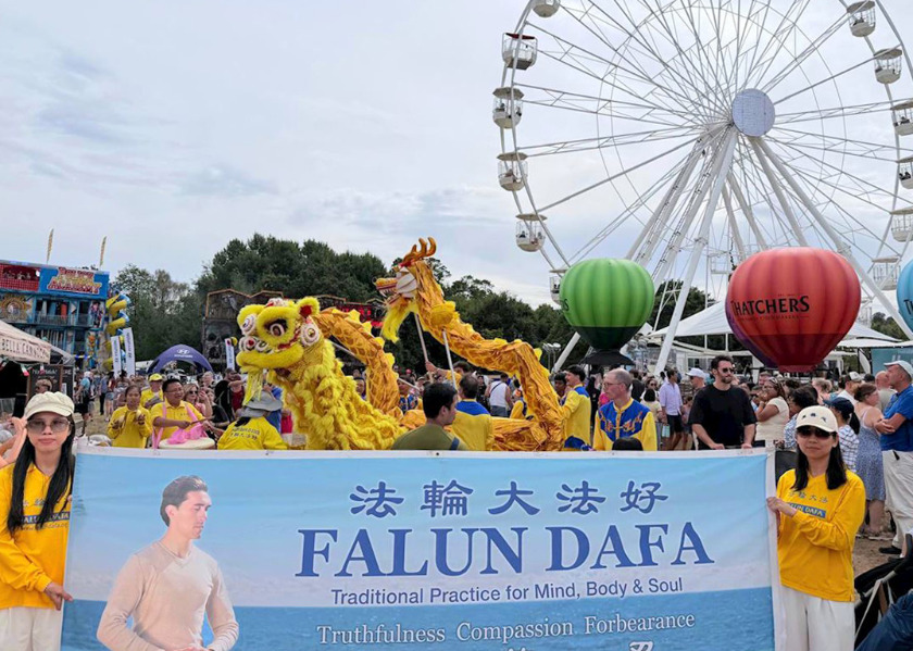 Image for article Bristol, İngiltere: İnsanlar Balon Festivalinde Falun Dafa'yı Keşfetti