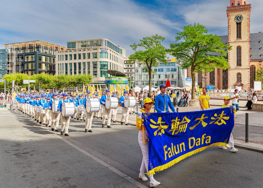 Image for article Almanya'nın Frankfurt Kentinde Düzenlenen Yürüyüşlerde İnsanlar Falun Dafa'ya Desteklerini Gösterdi