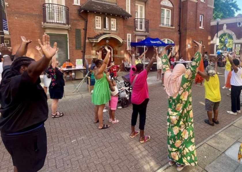 Image for article Londra'da Halk Eğlence Gününde Sakinler Falun Dafa Öğrendi