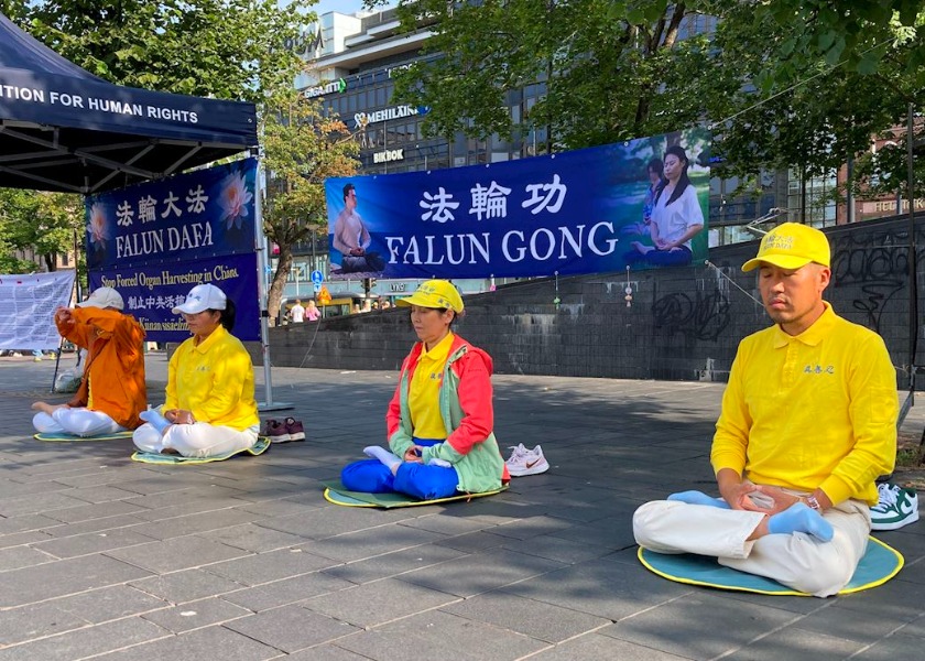 Image for article Helsinki'deki Bir Etkinlikte İnsanlar Falun Gong'a Yapılan Zulüm Hakkında Bilgi Edindi