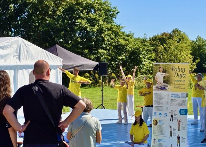 Image for article Almanya: Hanau Vatandaş Festivali'nde Falun Dafa Halk Tarafından İlgi Gördü