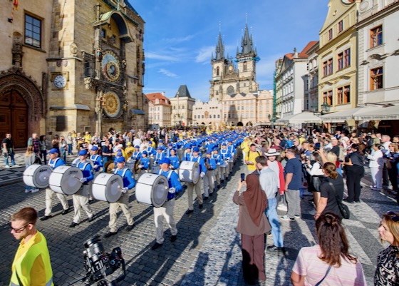 Image for article Prag'daki Geçit Töreninde İnsanlar Falun Gong Hakkında Bilgi Edindi