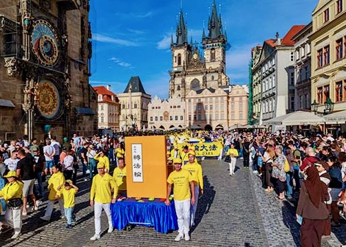 Image for article Prag: Turistler Falun Dafa Hakkındaki Bilgileri Öğrendiklerine Memnun Oldular
