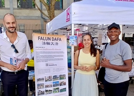 Image for article Paris, Fransa: Yerel Halk, Topluluk Derneği Forumlarında Falun Dafa Hakkında Bilgi Edindi
