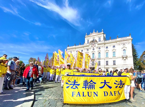 Image for article Prag'daki Turistler Falun Gong'u Övdü: Doğruluk, Merhamet ve Hoşgörü Temel Değerlerdir.