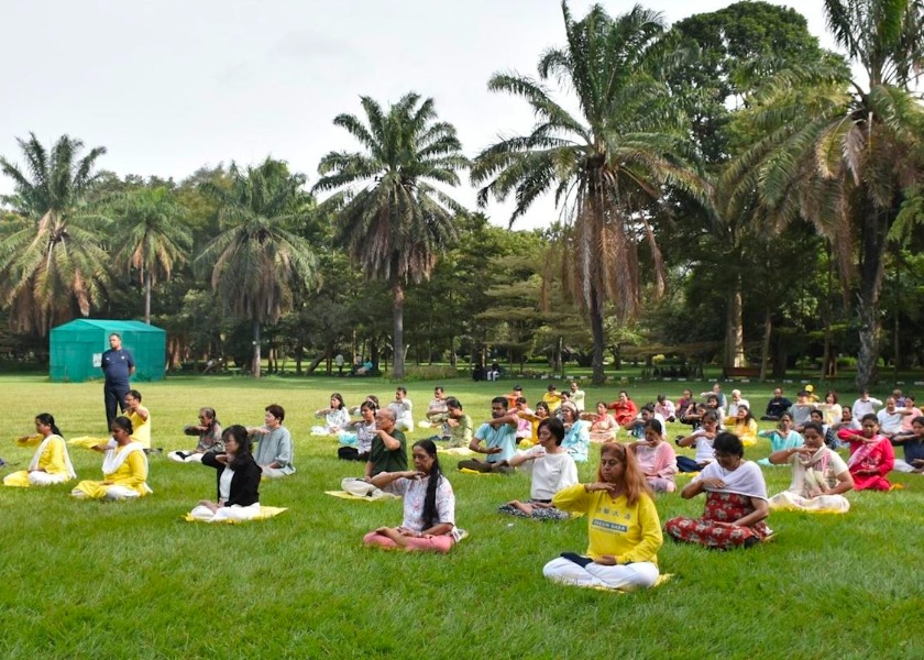 Image for article ​Bengaluru'daki Çiçek Fuarı Ziyaretçileri Falun Dafa Hakkında Bilgi Ediniyor