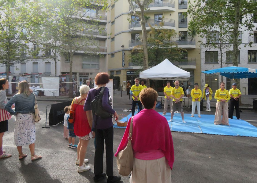 Image for article Paris, Fransa: Dernek Forumlarında Falun Dafa'nın Tanıtımı Yapıldı