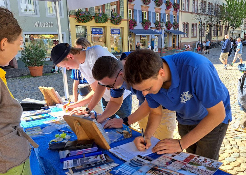 Image for article Freiburg, Almanya: Falun Gong Bilgilendirme Günü'nde İnsanlar Çin Komünist Partisi'nin Zulmünü Kınadı