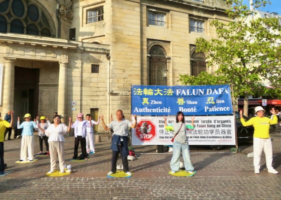 Image for article Paris, Fransa: Belleville Ve Châtelet'deki Etkinliklerde İnsanlar Falun Dafa'ya Desteklerini Dile Getirdi.