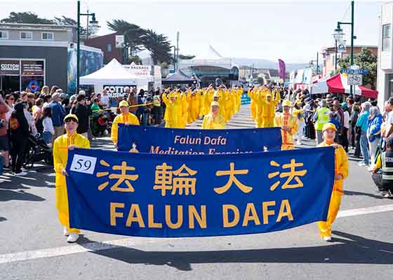 Image for article ​Kaliforniya: İnsanlar Fog Fest Geçit Töreninde Falun Dafa'yı Övdü