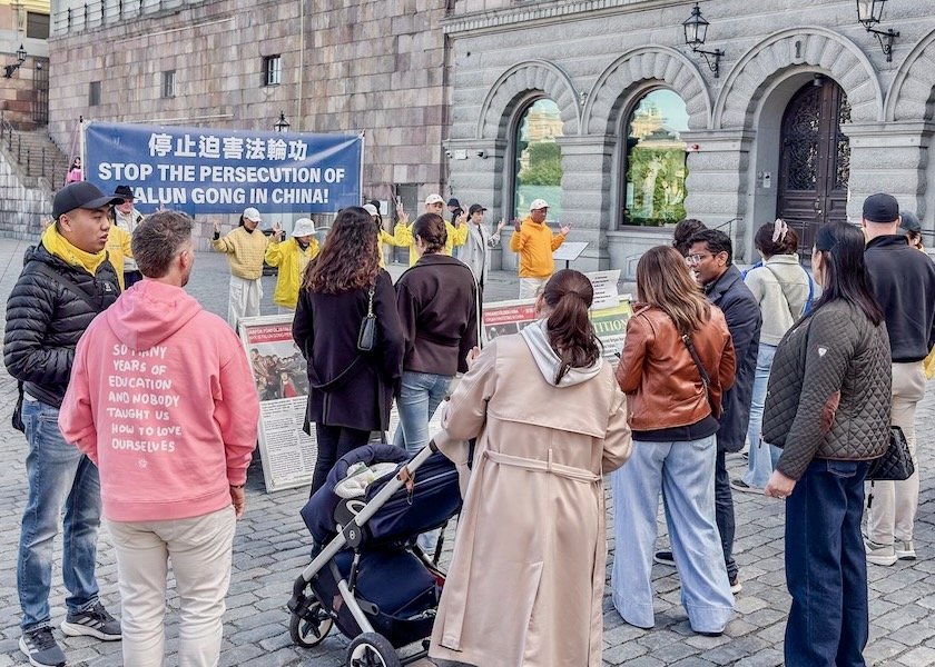 Image for article İsveç: Stockholm'deki Çinli Turistler Falun Dafa'yı Desteklemek İçin Konuştular