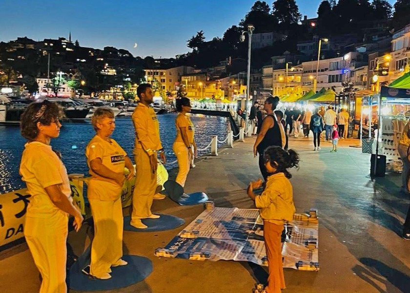 Image for article İstanbul, Türkiye: Tarabya'da Düzenlenen Bir Etkinlikte İnsanlar Falun Dafa Hakkında Bilgi Edindi
