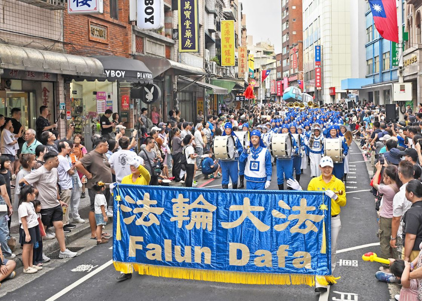 Image for article ​Tayvan: Falun Dafa Grubu, Tamsui Sanat Karnavalı Geçit Töreni’nde Yer Aldı
