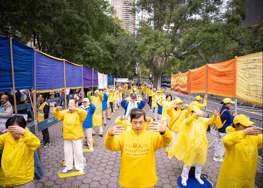 Image for article ​Falun Gong Uygulayıcılarının BM Genel Merkezi Yakınındaki Çağrısı Halktan Destek Gördü