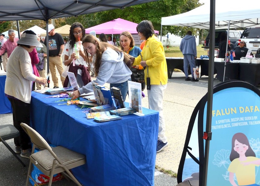 Image for article ​Apple Scrapple Festivali’nde Falun Dafa Tanıtımı
