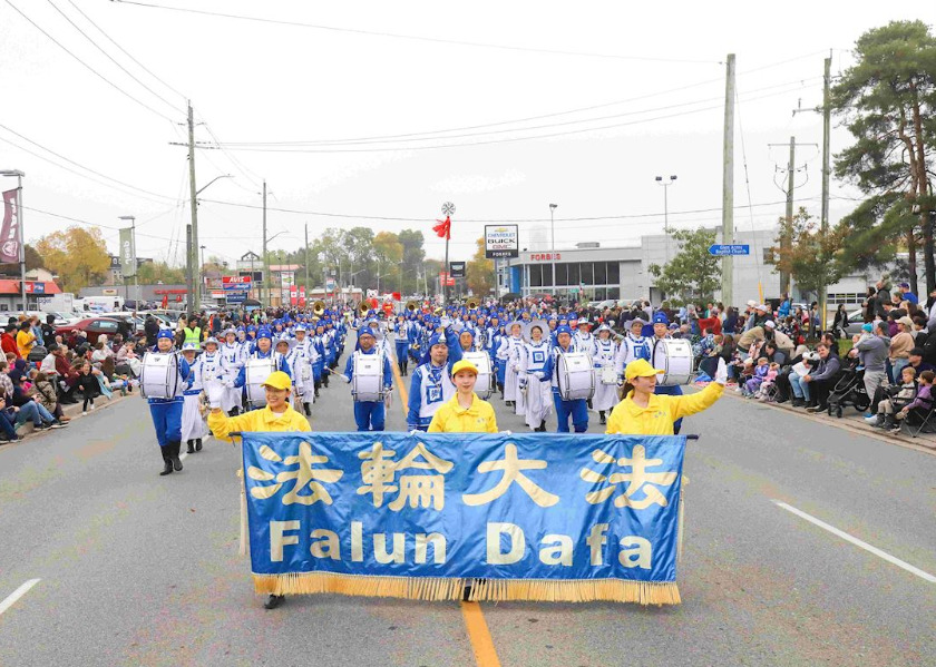 Image for article ​Waterloo, Kanada: Tian Guo Bando Takımı, Oktoberfest Şükran Günü Geçit Töreni’nde Performans Sergiledi