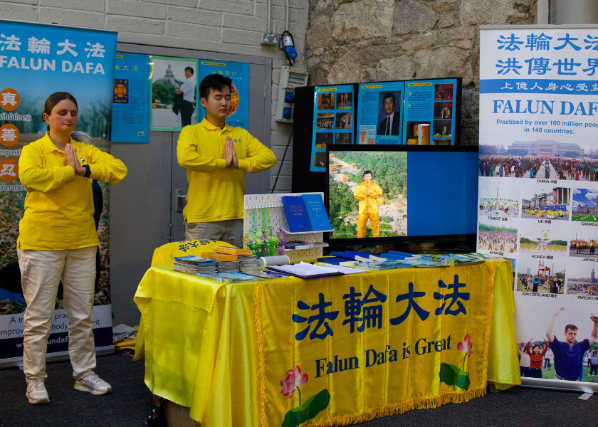 Image for article Ziyaretçiler İrlanda'daki Sağlık Fuarında Falun Gong Egzersizlerini Öğrendi