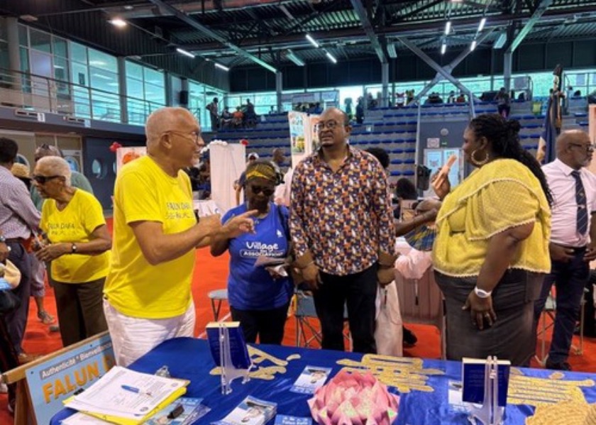 Image for article İnsanlar Fransa'nın Guadeloupe Kentindeki Topluluk Derneği Fuarında Falun Dafa Hakkında Bilgi Edindi